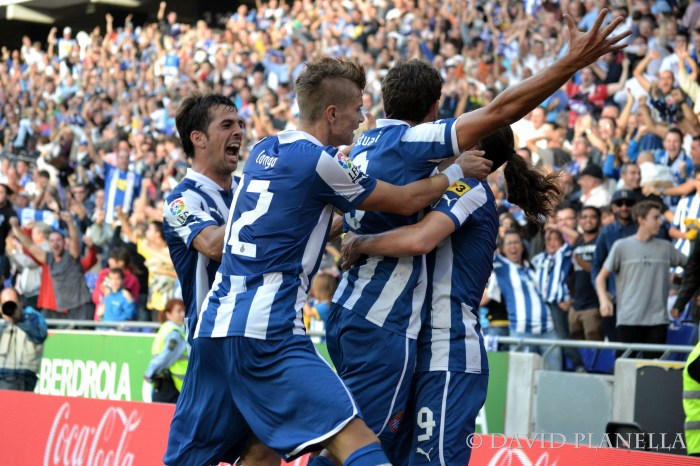 Els jugadors de l'Espanyol celebren el gol de la victòria contra el Rayo | David Planella