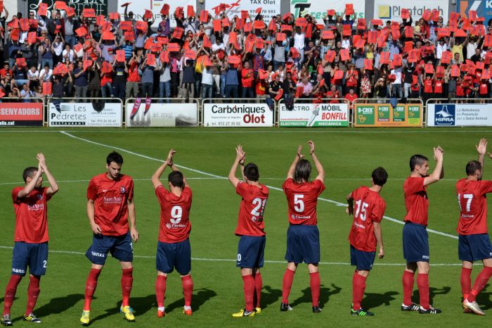 L'Olot vol que l'ambient dels partits del play-off es repeteixi durant la temporada de Segona B | PATRICIA PÉREZ