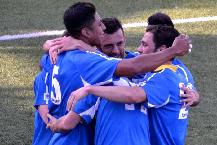 Xavi Muñoz, just al centre de la imatge, celebra un gol amb el Badalona | DAVID PLANELLA