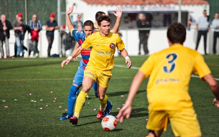 Arnal va ser la gran novetat de l'alineació d'Edu Vílchez | MARTÍ ALBESA (UEO)