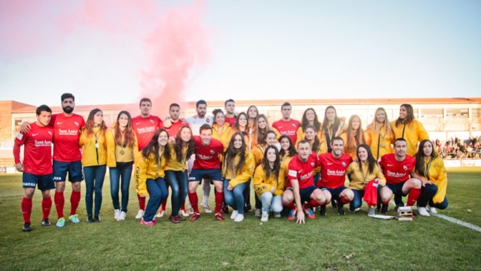 Els jugadors de l'Olot, amb les campiones del món de patinatge artístic | MARTÍ ALBESA